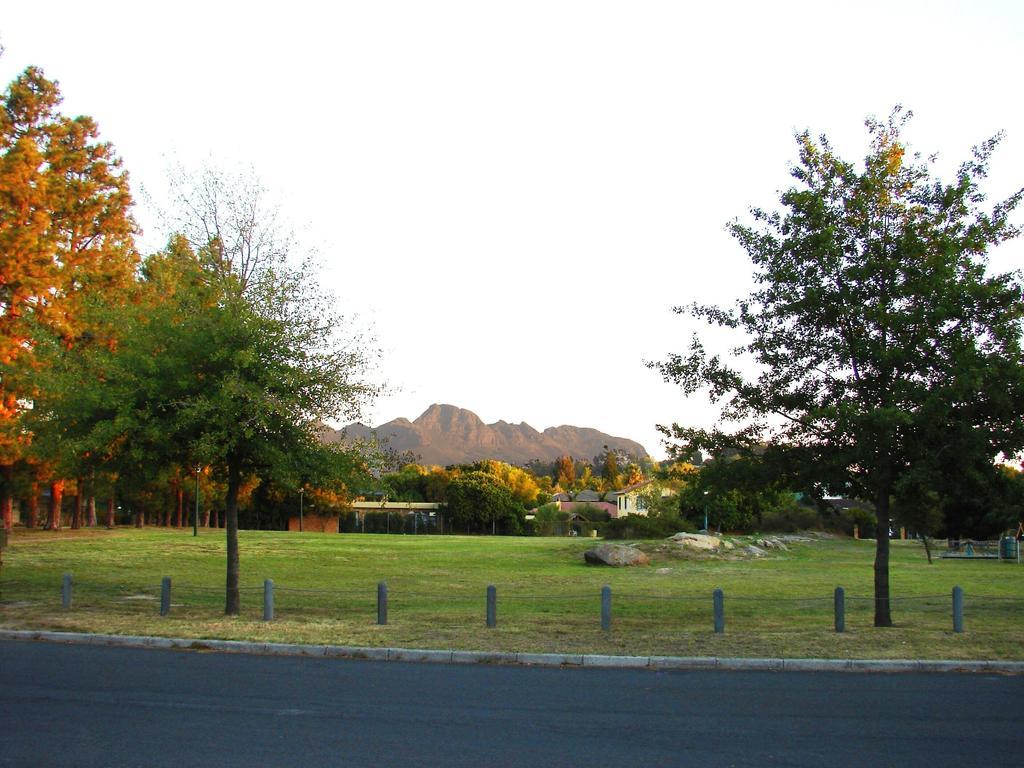 דירות סטלנבוש Eikepark Self Catering מראה חיצוני תמונה